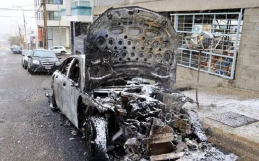 En la madrugada quemaron un auto en la calle Rawson