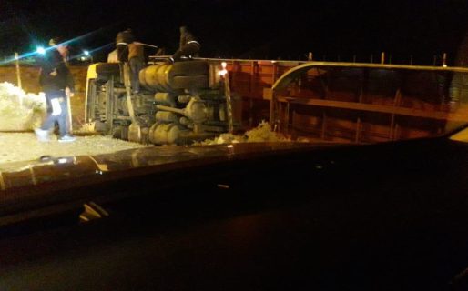 El viento volcó un camión sobre ruta 3