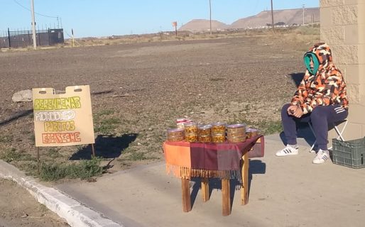 Perdió el trabajo por la pandemia y ahora vende lo que cocina junto con su hijo