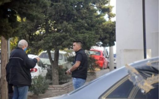 Taxista le arrebató el barbijo y los anteojos al inspector que lo multó