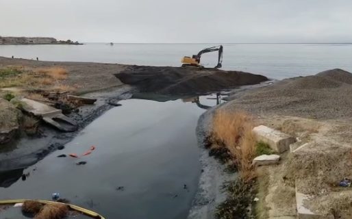 Abrieron paso al agua contaminada del arroyo Belgrano para que desemboque en el mar