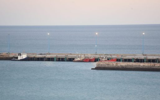 El puerto cierra sus operaciones y pone en cuarentena a los buques amarrados