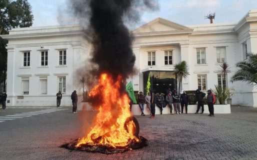 Trabajadores de la UOCRA reclaman en la administración de YPF