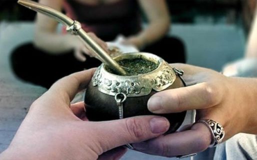 El 25% de los Contactos Estrechos compartió mate con un infectado de COVID-19