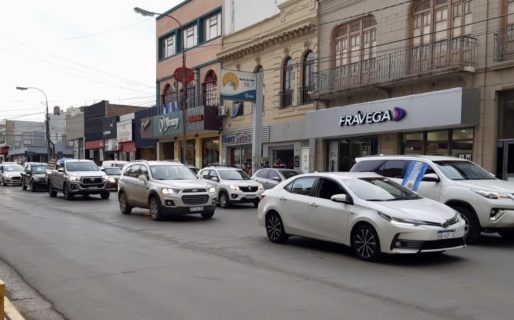 Docentes reclamaron por sus sueldos con un “banderazo” en el centro