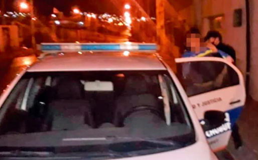 Detienen a un joven robando en un automóvil en barrio 9 de julio