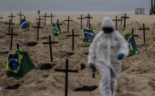 La imagen de las tumbas cavadas en la playa de Copacabana que estremecen al mundo