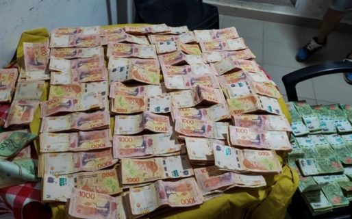 Secuestran camiones con 31 millones de pesos guardados en sobres
