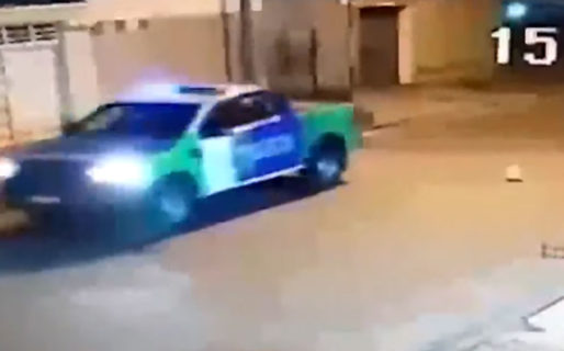 Suspendieron al policía que jugaba a reventar un globo con el patrullero