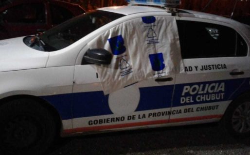 Atacó a piedrazos a la policía y rompió un patrullero