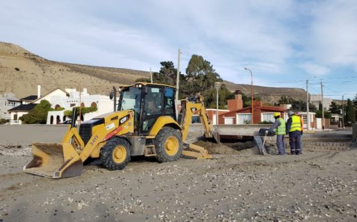 Infraestructura ejecuta tareas para avanzar con la obra del Desagüe Pluvial Zona Sur de Rada Tilly