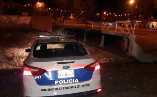 Golpean ferozmente a un joven y lo balean en el estómago y en la cara