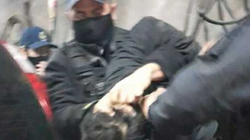 Trepó hasta un balcón para amenazar de muerte a su expareja