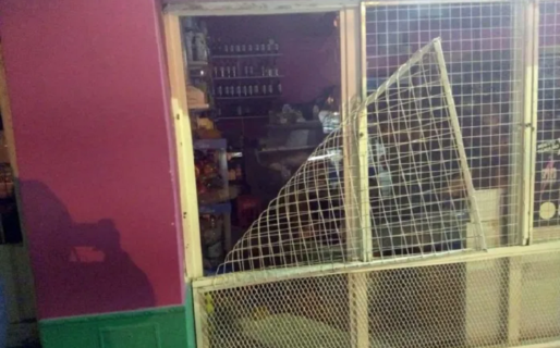 Rompieron el vidrio y la reja de un local para entrar a robar cerveza