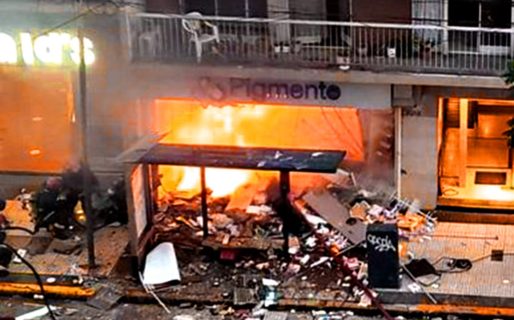 Explosión e incendio en una perfumería en Villa Crespo: murieron dos bomberos