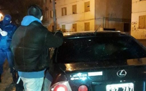 Manejaba borracho, chocó contra un negocio y escapó del lugar