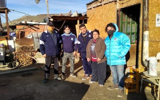 Veteranos de Racing donan alimentos a un comedor que recibe a 118 niños