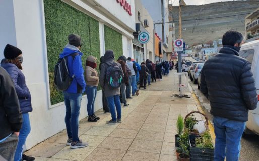 Nuevamente hay largas filas para cobrar el IFE en el Banco del Chubut