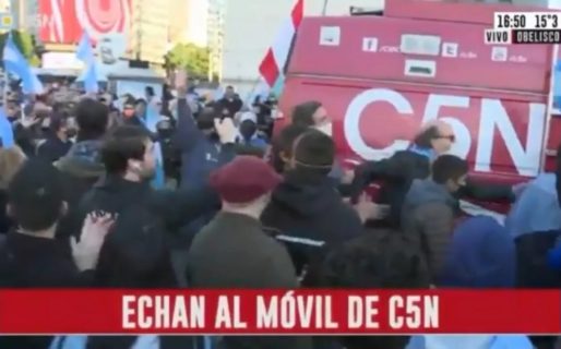 En medio del banderazo, manifestantes agredieron el móvil de C5N en el Obelisco