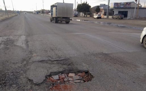 Vecinos de zona norte tapan baches con ladrillos