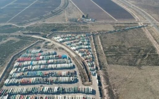 La increíble imagen de 3 mil camiones varados en el límite con Chile