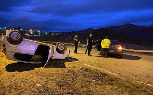 Choque y vuelco en una rotonda de km. 5