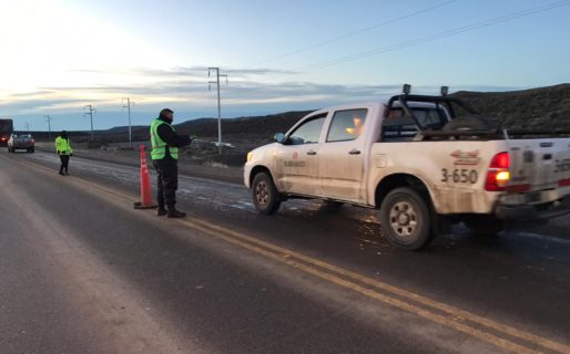 Hay controles de tránsito sobre la ruta 26 en el acceso oeste