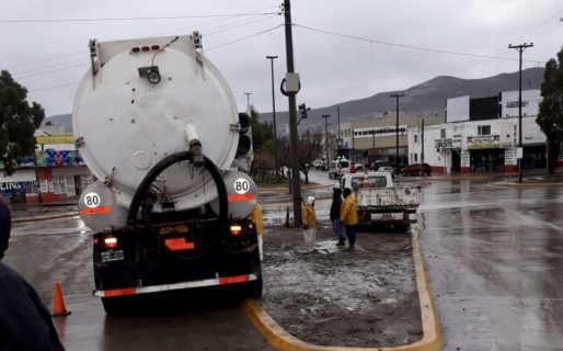 Intenso trabajo para limpiar los pluviales que están llenos de basura