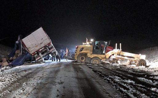 Vialidad y Gendarmería auxiliaron a un camión cerca de Comodoro