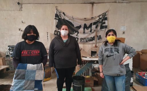 Fabrican ecoleños y frazadas para entregar a merenderos