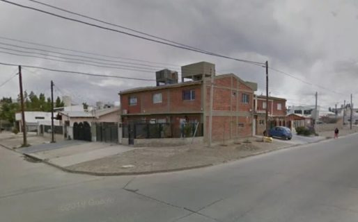 Dos jóvenes tomaban alcohol, se desconocieron y pelearon: uno terminó herido de arma blanca