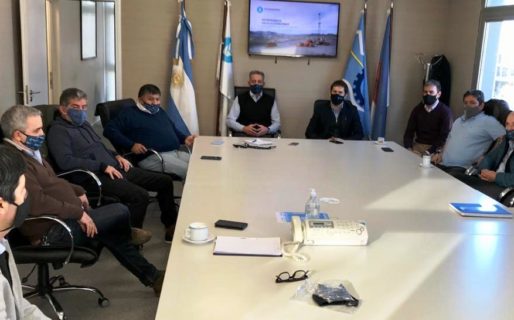 Arcioni se reunió con referentes gremiales y de la Cámara de Servicios Petroleros﻿