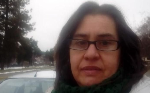 Docente de Cholila dio clases virtuales desde la vereda de la escuela y ahora le cortaron internet