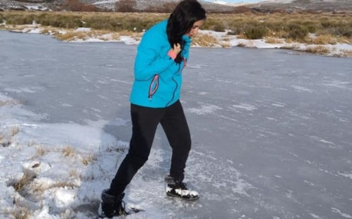 Amaneció congelado un río que nace en Bariloche