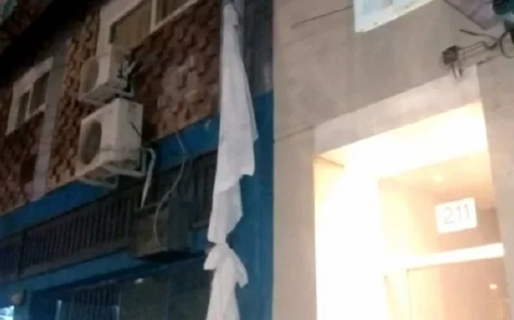 Cumplía el aislamiento en un hotel y se escapó armando una cuerda con sábanas