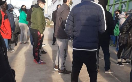 Gran aglomeramiento de gente en Vía Cargo en plena pandemia