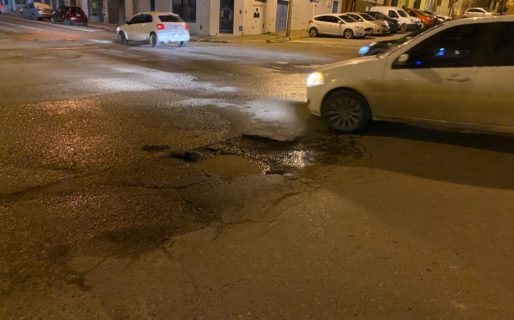 Vecinos denuncian la presencia de un «cráter» en la intersección de Sarmiento y Belgrano