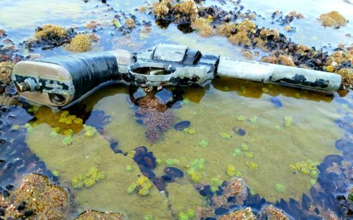 Un pescador encontró un arma  tirada en la playa