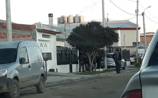 Allanaron dos viviendas por la causa del joven baleado en KM 5