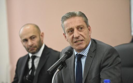 «Nadie cobrará más que el Gobernador»