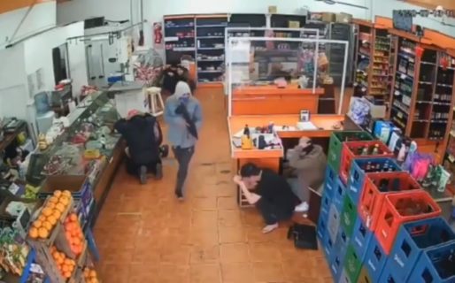 Armados con ametralladoras, asaltaron un supermercado chino y se tirotearon con la policía