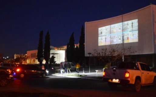 Proyectaron «Los Locos Addams» en la Legislatura