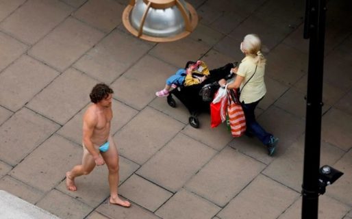 Como protesta al uso de tapaboca, se paseó desnudo con un barbijo tapando sus genitales