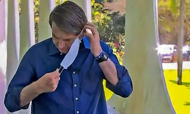 Bolsonaro se sacó el barbijo tras anunciar que tiene COVID-19