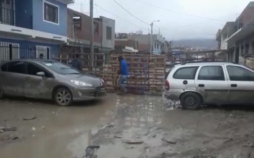Cortaron la calle para que no pasen las máquinas de municipalidad, cuyo trabajo puso en riesgo a 50 familias