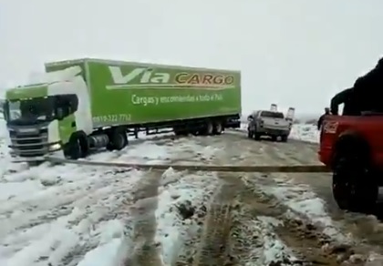 Rutas heladas: una camioneta ayudó a un camión encajado en la nieve