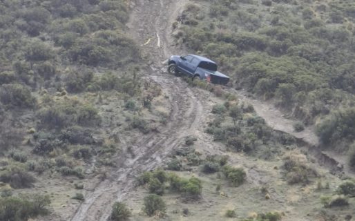 Quiso escalar el cerro con su camioneta y se quedó en el camino