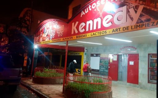 Robaron en un super chino y le partieron un mango de madera en la cabeza a un empleado