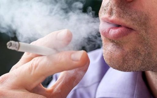 Salió al patio de su casa a fumar, lo golpearon y le robaron el celular