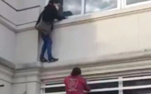 Quería visitar a un familiar con coronavirus, le negaron la entrada y se trepó por una cornisa